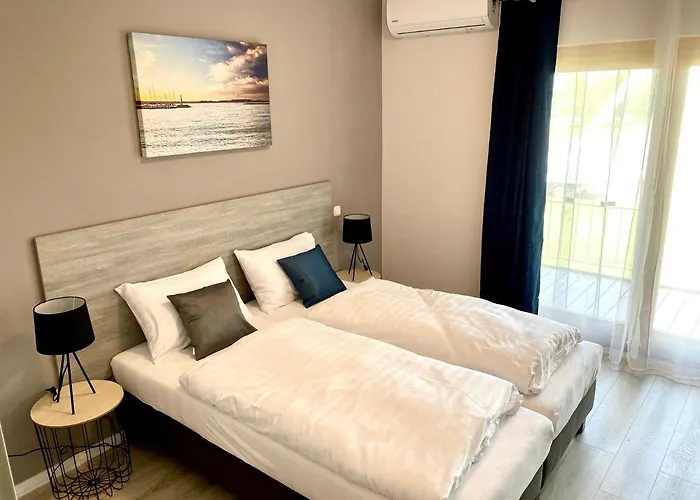 Holiday Hotel Siofok 3* 시오포크